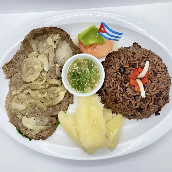 Bistec de res with onions, moros and yuca