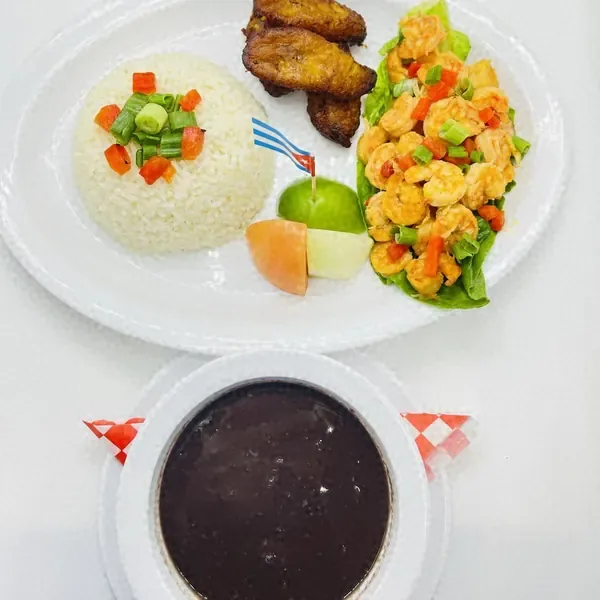 Camarones with white rice, tostones and black beans