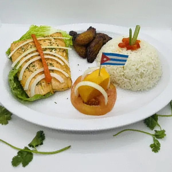 Salmon with white rice and maduros