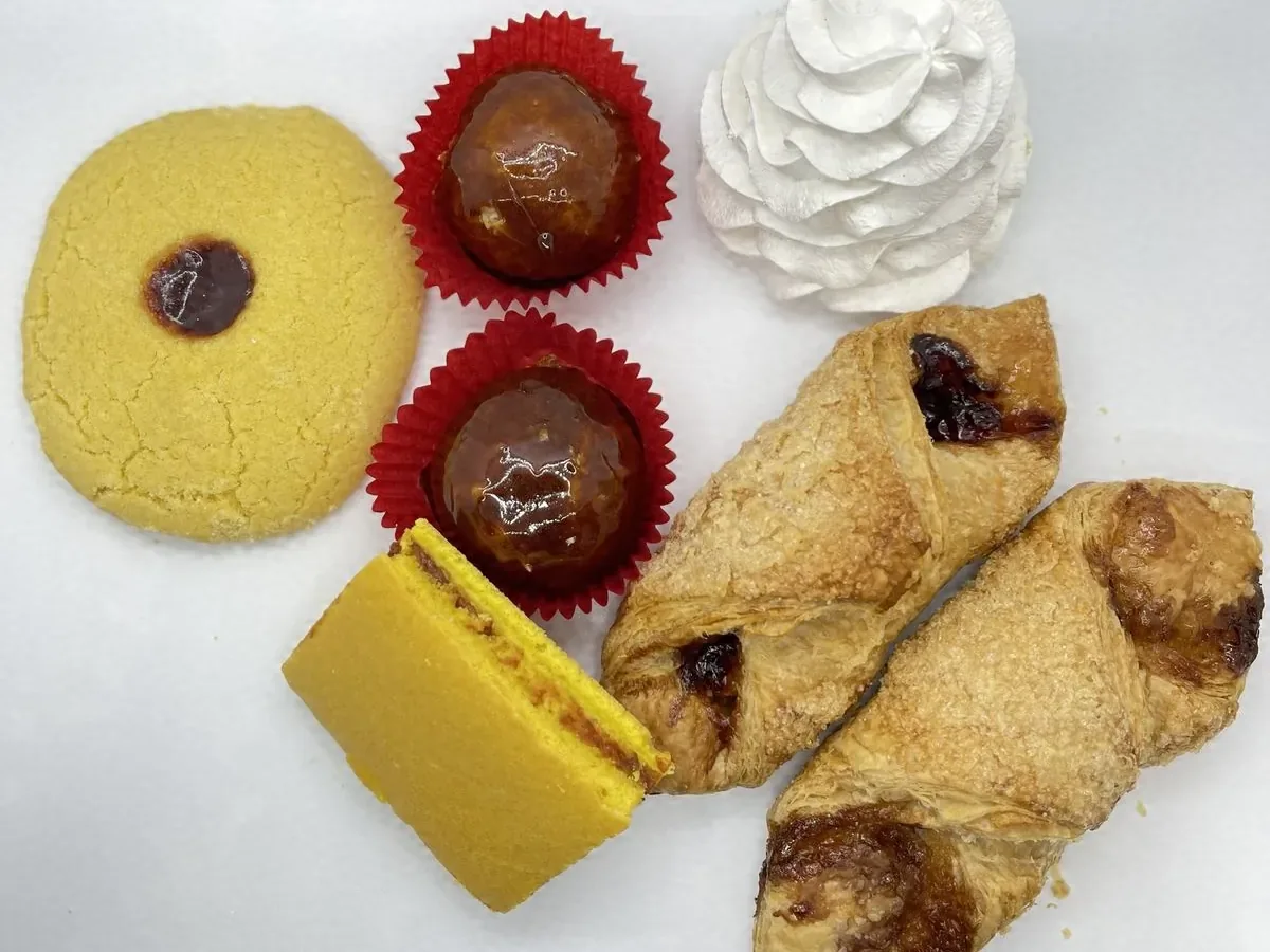 Torticas, pastelitos and merengue